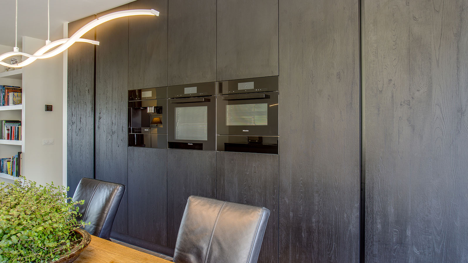 keuken-met-marmer-blad-bysensakeukens-kastenwand