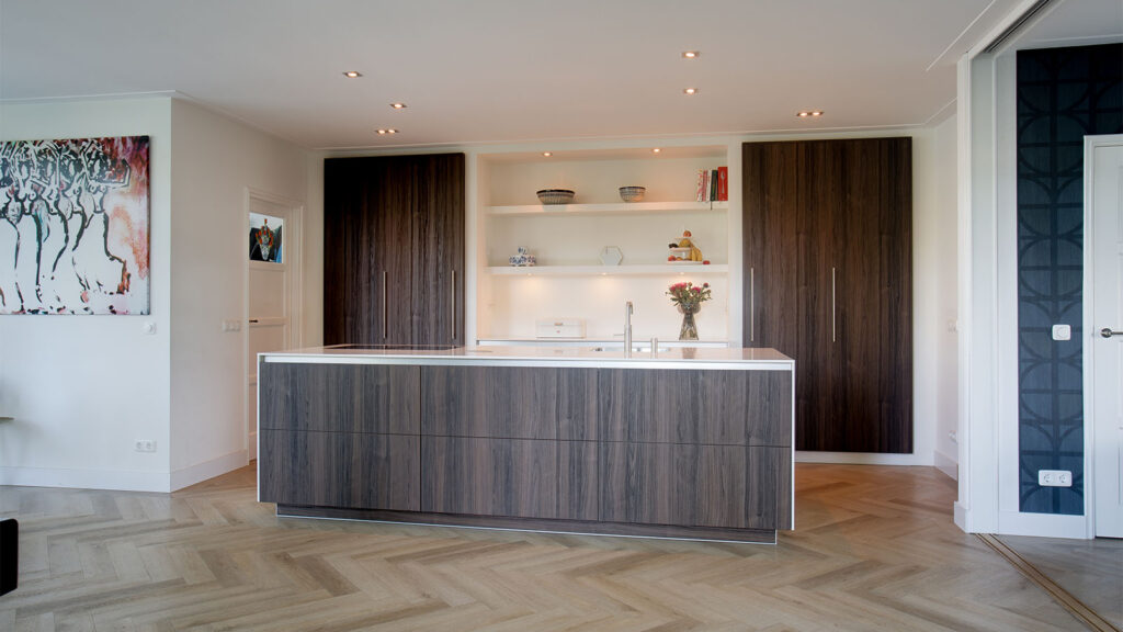 notenhouten-keuken-bysensakeukens-kastenwand