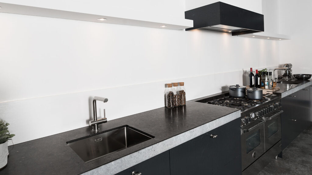 stoere-zwarte-keuken-bysensakeukens-kraan