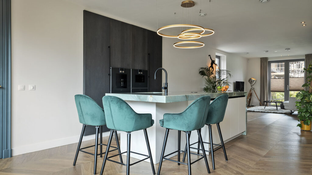 Groen marmer keukenblad in luxe keuken in Muiden