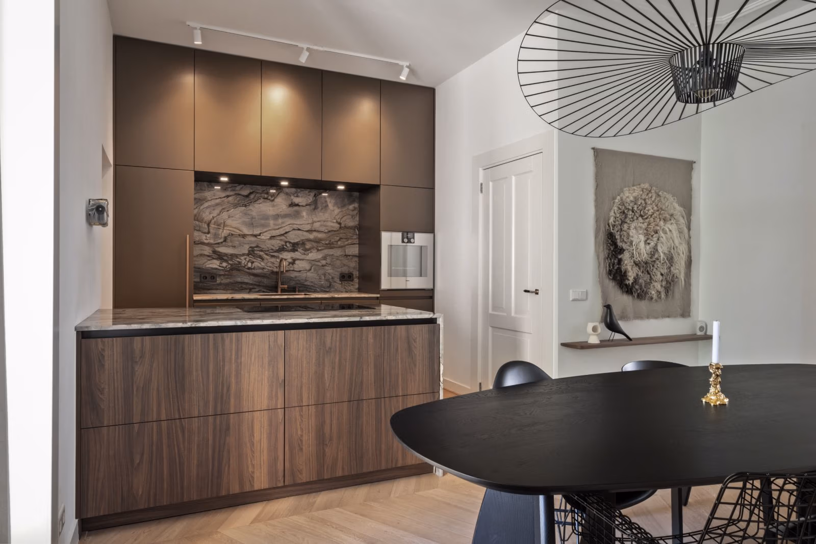 Bronzen keuken op maat met marmeren werkblad als eyecatcher