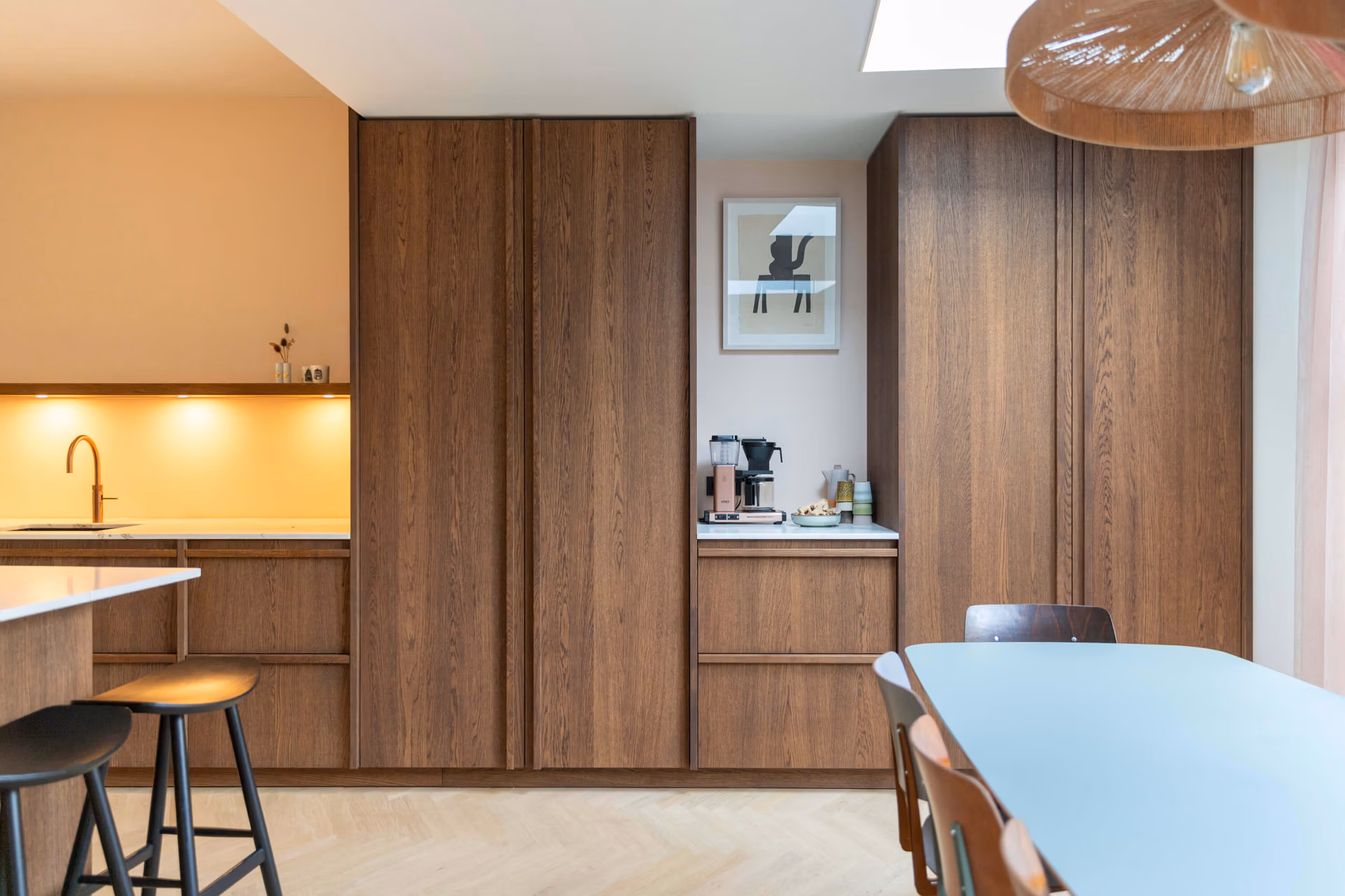 Japandi stijl Choco-eiken kastenwand met geïntegreerde led-verlichting onder de wandplank